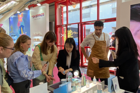 '명인화장품' 부스에 참여한 학생들이 해외 바이어를 상대로 상담을 진행하고 있다.   [숭실대 제공]